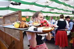 Các món ăn truyền thống Bavaria được giới thiệu tại lễ hội bia Oktoberfest ở Munich, Đức, ngày 21/9/2019. (Ảnh: THX/ TTXVN)