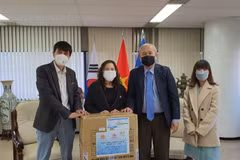 Đại diện VKBIA, VKEIA và Đại sứ Việt Nam tại Hàn Quốc Nguyễn Vũ Tú tặng khẩu trang. (Ảnh: Mạnh Hùng/Vietnam+)