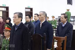 Bị cáo Nguyễn Bắc Son (cựu Bộ trưởng Bộ Thông tin và Truyền thông) nghe tòa tuyên án trong phiên xử ngày 7/1. (Ảnh: Văn Điệp/TTXVN)