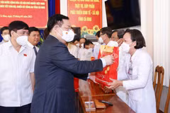 Chủ tịch Quốc hội Vương Đình Huệ tặng quà Tết cho cán bộ y tế, lực lượng tuyến đầu phòng, chống dịch COVID-19 tỉnh Cà Mau. (Ảnh: Doãn Tấn/TTXVN)