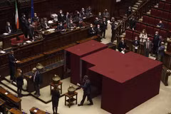 Các nghị sỹ bỏ phiếu bầu Tổng thống mới của Italy tại Rome ngày 24/1. (Ảnh: THX/TTXVN)