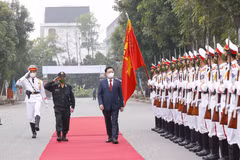 Chủ tịch Quốc hội Vương Đình Huệ duyệt đội danh dự Công an nhân dân tại Bộ Tư lệnh Cảnh sát cơ động. (Ảnh: Doãn Tấn/TTXVN)