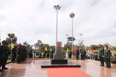 Đại tướng Phan Văn Giang và Đại tướng Chansamone Chanyalath chứng kiến buổi tuần tra chung đường biên giới trong khuôn khổ Giao lưu hữu nghị Quốc phòng biên giới Việt Nam-ào lần thứ nhất. (Ảnh: Trọng Đức/TTXVN)