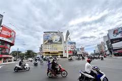 Người dân lưu thông bình thường tại khu vực Vòng xoay Đèn 4 Ngọn trên Quốc lộ 91 qua địa bàn thành phố Long Xuyên, tỉnh An Giang. (Ảnh: Thanh Sang/TTXVN)