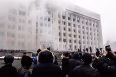 Người biểu tình quá khích tấn công tòa thị chính thành phố Almaty, Kazakhstan ngày 5/1/2022. (Ảnh: AFP/TTXVN)