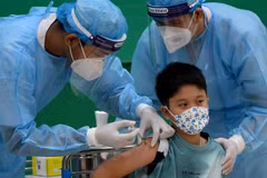 Nhân viên y tế tiêm vaccine phòng COVID-19 của Sinovac cho trẻ em tại Phnom Penh, Campuchia ngày 17/9/2021. (Ảnh: AFP/TTXVN)