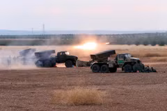Quân đội Syria nã rocket gần ngôi làng Morek. (Nguồn: AP