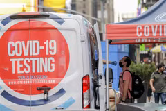 Một điểm xét nghiệm COVID-19 lưu động tại New York, Mỹ. (Ảnh: THX/TTXVN)