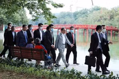 Thủ tướng Nhật Bản Suga Yoshihide dạo bộ quanh Hồ Gươm hồi năm 2020. (Ảnh: TTXVN)
