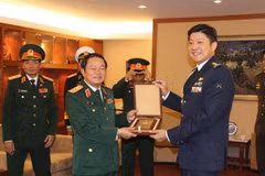 Đoàn cấp cao quân đội Việt Nam thăm hữu nghị chính thức Singapore