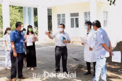 Đoàn công tác của Sở Y tế Đồng Nai kiểm tra điều kiện cơ sở vật chất tại Bệnh viện Da liễu Đồng Nai để chuyển đổi công năng của bệnh viện thành bệnh viện chuyên điều trị COVID-19. (Nguồn: Báo Đồng Nai)