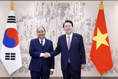 Chủ tịch nước Nguyễn Xuân Phúc và Tổng thống Yoon Suk-yeol. (Ảnh: Thống Nhất/TTXVN)