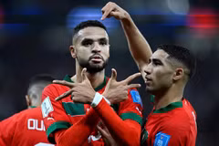 Tiền đạo Maroc Youssef En-Nesyri (trái) ăn mừng sau khi ghi bàn thắng duy nhất của trận đấu với Bồ Đào Nha. (Ảnh: AFP/TTXVN)