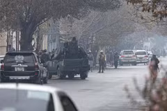 Lực lượng an ninh Taliban được triển khai tại hiện trường vụ tấn công ở Kabul, Afghanistan ngày 12/12. (Ảnh: AFP/TTXVN)