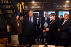 Chủ tịch Thượng viện Cộng hòa Pháp Gérard Larcher tại nhà số 87 Mã Mây, phường Hàng Buồm, quận Hoàn Kiếm. (Ảnh: Phạm Kiên/TTXVN)