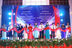 Các đại biểu cắt băng khai mạc Hội chợ Thương mại Việt Nam-Lào năm 2024. (Ảnh: Xuân Tú/TTXVN)