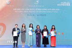 Các tác giả, nhóm tác giả nhận giải A. (Ảnh: Phương Hoa/TTXVN)