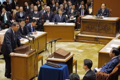 Thủ tướng Nhật Bản Shigeru Ishiba (trái) phát biểu trong phiên thảo luận tại Quốc hội ở Tokyo ngày 9/10. (Ảnh: Kyodo/TTXVN)