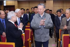 Tổng Bí thư Tô Lâm với các cử tri. (Ảnh: Văn Điệp/TTXVN)