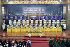 Quang cảnh lễ tang 12 liệt sỹ Quân khu 7 hy sinh khi làm nhiệm vụ. (Ảnh: Xuân Khu/TTXVN)