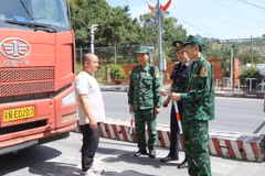 Lực lượng hải quan và biên phòng Cửa khẩu Quốc tế Hữu Nghị phối hợp kiểm soát phương tiện nhập khẩu hàng hóa vào Việt Nam. (Ảnh: Quang Duy/TTXVN)