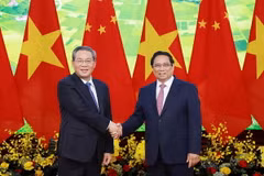 Thủ tướng Phạm Minh Chính và Thủ tướng Trung Quốc Lý Cường chụp ảnh chung trước hội đàm. (Ảnh: Dương Giang/TTXVN)