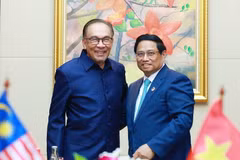 Thủ tướng Phạm Minh Chính gặp Thủ tướng Malaysia Anwar Ibrahim. (Ảnh: Dương Giang/TTXVN)