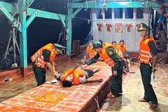 Lực lượng quân y Đồn Biên phòng Sông Đốc (Cà Mau) tích cực hỗ trợ chăm sóc sức khỏe cho các thuyền viên ngay sau khi được cứu vớt thành công. (Ảnh TTXVN phát)