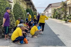 Hàng trăm công nhân tại Công ty Cổ phần Xuất nhập khẩu Hoàng Sinh, Bình Dương tụ tập trước khu văn phòng của công ty để yêu cầu được thanh toán lương, sau khi công ty tiếp tục nợ lương đến 3-4 tháng. (Ảnh: TTXVN phát)