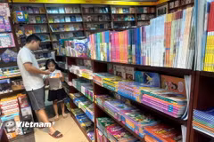 Phụ huynh và học sinh chọn mua sách. (Nguồn: Vietnam+)