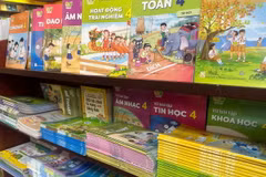 Quầy sách giáo khoa của Nhà xuất bản Giáo dục Việt Nam tại một nhà sách ở Hà Nội. (Nguồn: Vietnam+)