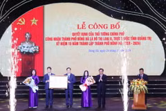 Bộ trưởng Bộ Xây Nguyễn Thanh Nghị dựng trao Quyết định công nhận thành phố Đông Hà là đô thị loại 2. (Ảnh: Thanh Thủy/TTXVN)