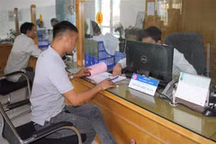 Người dân làm thủ tục hành chính tại bộ phận một cửa UBND thành phố Ninh Bình. (Ảnh: Hải Yến/TTXVN)