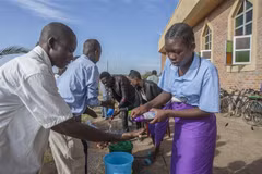 Người dân rửa tay phòng lây nhiễm COVID-19 tại Lilongwe, Malawi. (Ảnh: AFP/TTXVN)