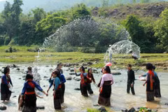 Cuộc sống bình yên của người Lào bên dòng suối Nặm Ngam