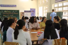 Cựu Đệ nhất Phu nhân Tổng thống Mỹ Michelle Obama gặp gỡ học sinh trường THPT Cần Giuộc. (Ảnh: Thanh Bình/TTXVN)