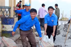 Đoàn viên, thanh niên tham gia đổ bêtông sân trường, nhà văn hóa... tại Sơn La. (Ảnh: Diệp Anh/TTXVN)