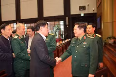Đại tướng Ngô Xuân Lịch, Bộ trưởng Bộ Quốc phòng với các đại biểu. (Ảnh: Dương Giang/TTXVN)