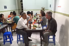 Vì sao thực khách đang ăn bún chả không nhìn ông Obama?