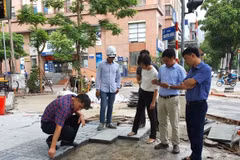 Ông Trương Việt Dũng, Chánh Văn phòng Ủy ban Nhân dân thành phố phát biểu tại họp báo. (Ảnh: Xuân Quảng/Vietnam+)
