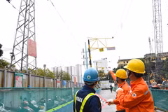 Nhân viên Tổng Công ty điện lực thành phố Hà Nội triển khai các công việc nhằm phục vụ cấp điện cho mùa khô và năm 2020. (Ảnh: EVNHANOI)