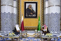 Thái tử Saudi Arabia Mohammed bin Salman (phải) và Quốc vương Qatar Sheikh Tamim bin Hamad Al-Thani trong cuộc gặp tại Jeddah (Saudi Arabia), ngày 10/5/2021. (Ảnh: AFP/ TTXVN)