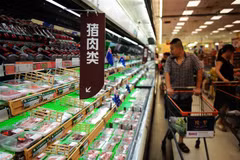Người dân mua sắm tại một siêu thị ở Sơn Đông (Trung Quốc). (Ảnh: AFP/TTXVN)