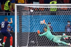 Tiền đạo Pháp Kylian Mbappe (phải) sút luân lưu không thành công trong trận đấu gặp Thụy Sĩ ở vòng 16 đội, EURO 2020 ở Bucharest, Romania ngày 28/6/2021. (Ảnh: AFP/TTXV