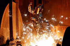 Một công nhân của tập đoàn công nghiệp Đức ThyssenKrupp AG lấy mẫu sắt thô từ lò cao tại nhà máy thép lớn nhất của Đức ở Duisburg, ngày 28/1/2019. (Nguồn: reuters.com)