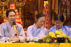 Bà Phạm Thị Yến (ngoài cùng bên trái) tại buổi pháp trạch tại chùa Ba Vàng cho rằng phật tử không được hầu thánh. (Ảnh cắt từ video)