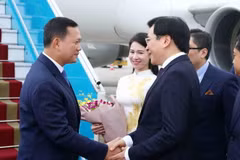 Bộ trưởng, Chủ nhiệm Văn phòng Chính phủ Trần Văn Sơn đón Thủ tướng Campuchia Samdech Moha Bovor Thipadei Hun Manet tại Sân bay Quốc tế Nội Bài. (Ảnh: Phạm Kiên/TTXVN)