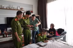 Phòng Cảnh sát Hình sự, Công an tỉnh Hòa Bình khám xét khẩn cấp nơi ở của đối tượng Nguyễn Thị Hà. (Ảnh: TTXVN phát)