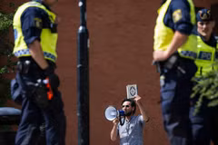 Đối tượng Salwan Momika biểu tình ở Stockholm. (Nguồn: AFP)
