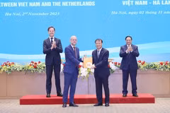 Thủ tướng Phạm Minh Chính và Thủ tướng Hà Lan Mark Rutte chứng kiến lễ trao quyết định viện trợ không hoàn lại của Hà Lan cho chương trình Thúc đẩy xuất khẩu sang thị trường EU thông qua nền tảng thương mại điện tử dành cho doanh nghiệp do phụ nữ làm chủ 